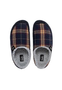 Zapatillas de casa de cuadros con una combinación de colores en azul marino, beige y rojo, presentando un suave forro de felpa gris y una etiqueta negra con el logo en el lateral.