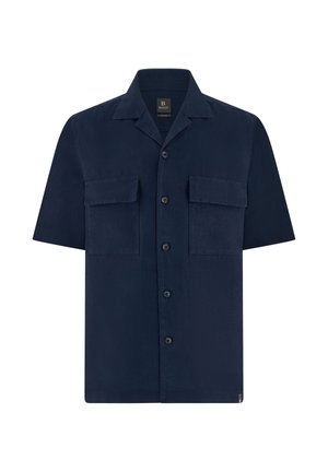 Kurzärmeliges, marineblaues Hemd mit Knöpfen, zwei aufgesetzten Brusttaschen mit Klappen und einem Haifischkragen, auf einem weißen Hintergrund flach ausgelegt.