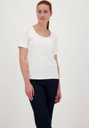 Witte t-shirt met korte mouwen en een ronde halslijn, gemaakt van soepel stof, gecombineerd met donkerblauwe jeans met een relaxte pasvorm.