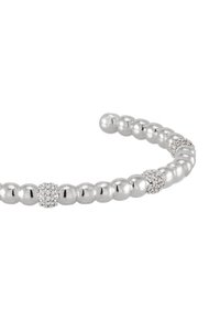 Bracelet en perles d'argent avec des perles sphériques polies et trois pièces d'accent incrustées de strass. Texture lisse avec une forme circulaire continue.