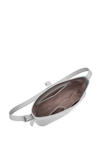 Šedá kožená taška s hladkým povrchem, oválným tvarem, nastavitelným popruhem a podšívkou s růžovými puntíky, která obsahuje kapsy a zipovou přihrádku.