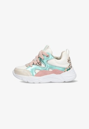 Sneakers met een witte, glanzende bovenkant met turquoise en roze accenten, gestructureerde materialen, een patroon op de achterkant en een lichtgekleurde zool.