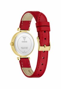 Reloj de acero inoxidable dorado con caja redonda, correa de cuero rojo, característica de resistencia al agua y hebilla ajustable. La parte trasera muestra el logotipo de la marca.