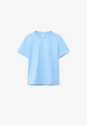 T-shirt in cotone azzurro chiaro a maniche corte, scollo rotondo, design semplice ed etichetta visibile sul collo su sfondo bianco.