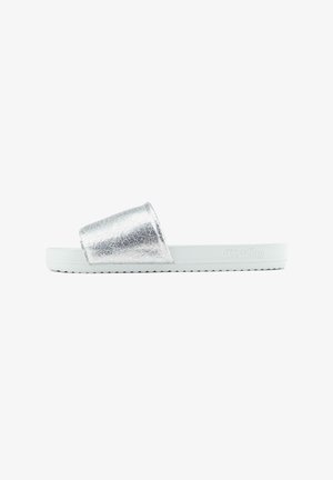 Silberne metallische Riemensandale mit einem strukturierten Riemen und einer hellen Gummisohle. Der Markenname "flip*flop" ist an der Seite eingeprägt.