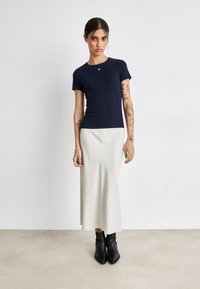 Tommy Jeans SLIM ESSENTIAL S - Paprasti marškinėliai - dark night navy