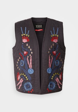 Melnā quilted veste ar krāsainiem izšūtiem ziedu rakstiem sarkanā, zilā, rozā un dzeltenā krāsā. Redzami nav poga vai aizdare.