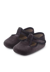 Scarpine nere in velluto per bambini, con punta arrotondata, cinturino elastico e dettaglio laterale a intaglio per una facile indossabilità. Texture morbida adatta per neonati.