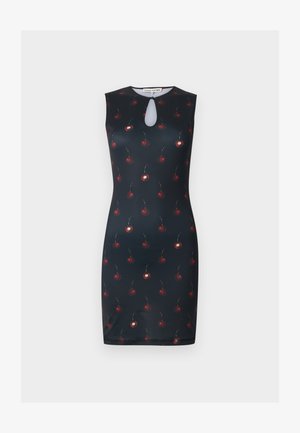 Černé šaty bez rukávů s malými červenými třešněmi a výstřihem ve tvaru slzy.