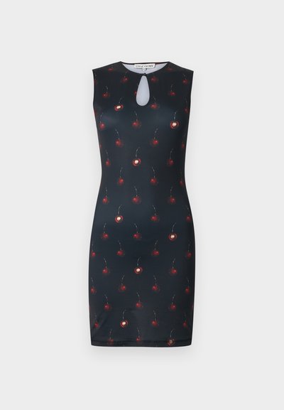 Czarna sukienka bez rękawów z drobnym czerwonym nadrukiem wiśni i dekoltem w kształcie łezki.