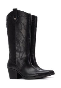 Stivali da cowboy in pelle nera con punta affilata, cuciture decorative e tacco a blocco. Presentano un design rialzato sul gambale e cinghie laterali.