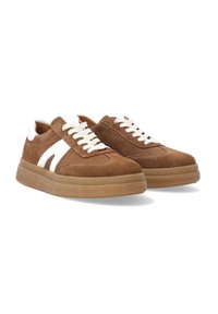 Braune Wildledersneaker mit weißen Akzenten, runder Spitze und cremefarbenen Schnürsenkeln. Dicke Gummisohle mit strukturierten Details und genähten Designelementen.