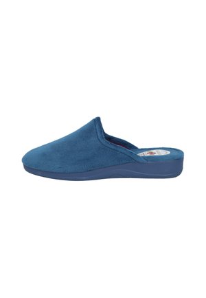 Zapatilla azul de felpa con la puntera cerrada, parte superior suave y suela gruesa de color azul oscuro, mostrada de perfil sobre un fondo blanco.