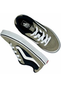 Zapatillas de ante grises y azul marino con cordones blancos y suelas de goma. Presenta una franja lateral distintiva y un cuello acolchado. Acentos de tela texturizada.