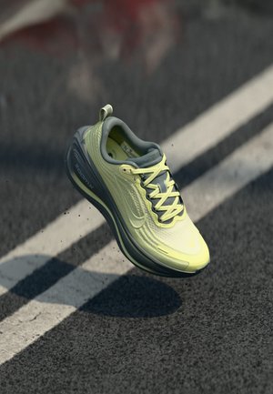 VOMERO PLUS SE - Pantofi de alergare pe asfalt - life lime/smoke grey/vast grey