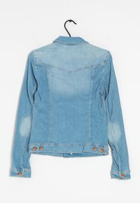 Giubbotto di jeans azzurro chiaro con un design aderente, due bottoni frontali e aree sbiadite. Presenta un colletto classico e maniche lunghe.
