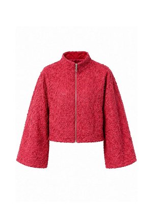 Veste rouge à texture avec broderies florales, fermeture éclair frontale, manches larges et coupe courte et ample.
