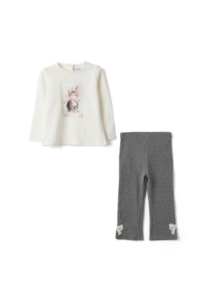 Weißes Langarmshirt für Kleinkinder mit einem Kätzchen und dem Text "With Love", kombiniert mit grauen Leggings mit weißen Schleifendetails an den Knöcheln.