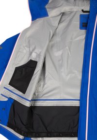 Innenfutter der blauen wasserdichten Jacke mit glattem silbernen Futter, ausgestattet mit einer schwarzen Tasche und blauen Akzenten am Saum und den Nähten.