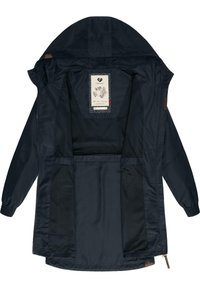 Marinblå vindjacka med huva, dragkedjestängning, meshfickor och en etikett med dekorativ design, inifrånsyn.