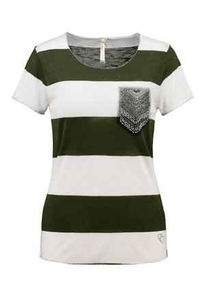 Koszula z krótkim rękawem, z szerokimi poziomymi paskami w kolorze oliwkowozielonym i białym oraz szarą kieszenią z cekinami po lewej stronie klatki piersiowej.