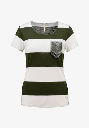 Koszula z krótkim rękawem, z szerokimi poziomymi paskami w kolorze oliwkowozielonym i białym oraz szarą kieszenią z cekinami po lewej stronie klatki piersiowej.