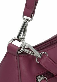 Coin de sac à main en cuir violet avec un fermoir en métal argenté et des coutures détaillées. Doté d'une fermeture éclair et d'une sangle réglable.