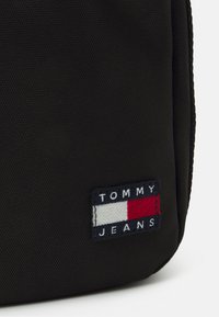 Tommy Jeans DAILY - Bolso de mano - black