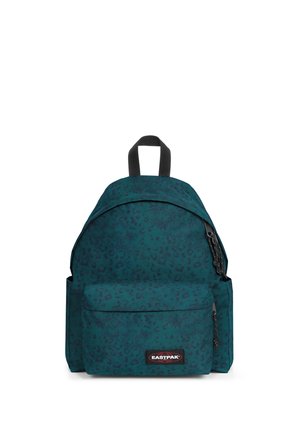 Zaino Eastpak con stampa leopardata turchese e nera, tasca frontale, tasche laterali e manico nero sulla parte superiore.