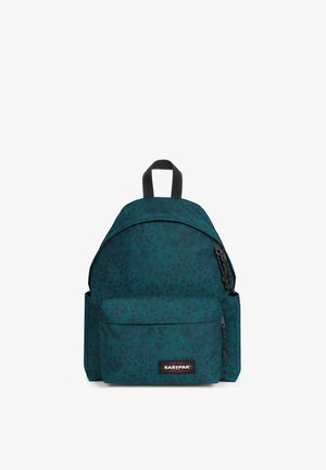 Sac à dos Eastpak à imprimé léopard bleu-vert et noir avec poche avant, poches latérales et poignée noire sur le dessus.
