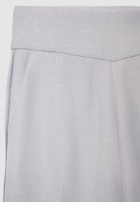 Hellgraue Hose mit glatter Textur und dezentem Karomuster. Verfügt über einen breiten Bund und eine maßgeschneiderte Passform. Keine sichtbaren Metallapplikationen.