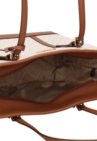 Borsa tote in pelle color cuoio con esterno beige decorato, doppi manici e scomparto interno con cerniera foderato con il logo.