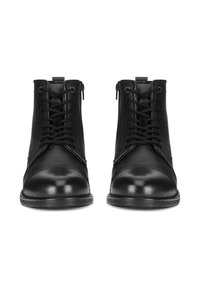 Czarne skórzane botki za kostkę z błyszczącą noskiem, sznurówkami i zamkami błyskawicznymi z boku, o gładkiej fakturze i wyrafinowanej konstrukcji.