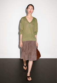 Massimo Dutti CUTWORK V-NECK - Trui - green