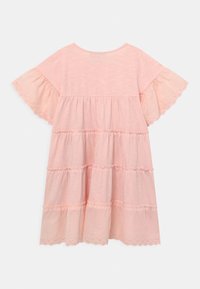 Jasnoróżowa bawełniana sukienka z falbanami, krótkimi rękawami i koronkowym wykończeniem w kształcie fal na dole. Miękka tekstura i luźny krój.