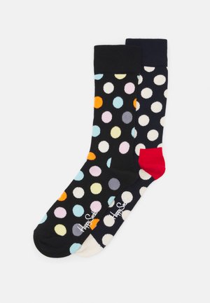 Calze di cotone con un motivo a pois di vari colori su uno sfondo nero, con un accento rosso solido sulla punta e polsini rigati blu navy.