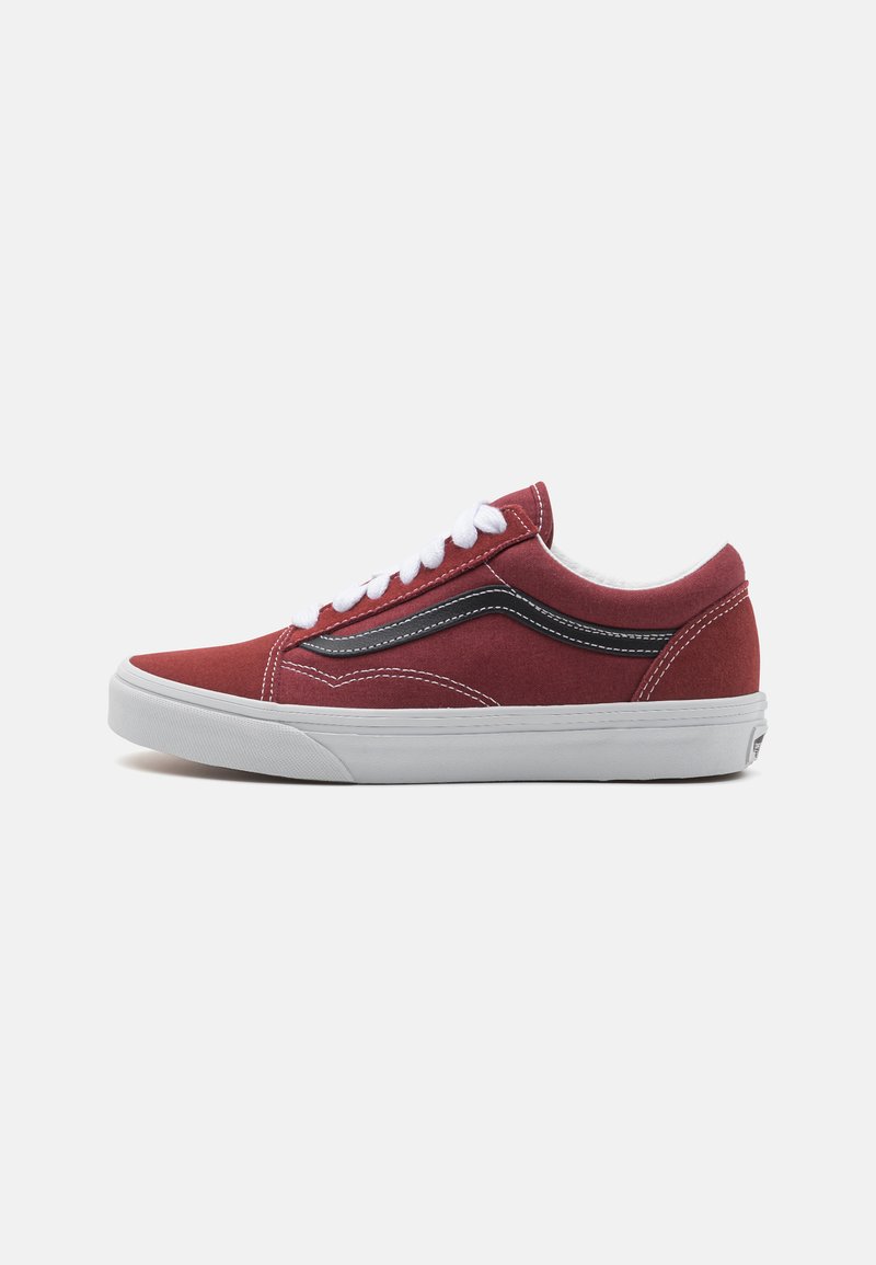 Piros vászon sneaker fehér fűzős, fekete díszcsíkkal, fehér talppal és lapos, lekerekített orral. Készített részletezés az oldalon és a nyelvén.