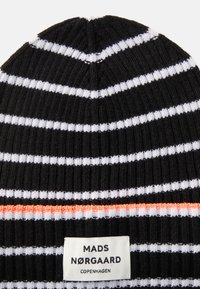 Berretto di lana nera con strisce orizzontali bianche e corallo, dotato di un'etichetta bianca prominente con testo nero che riporta "MADS NØRGAARD COPENHAGEN."