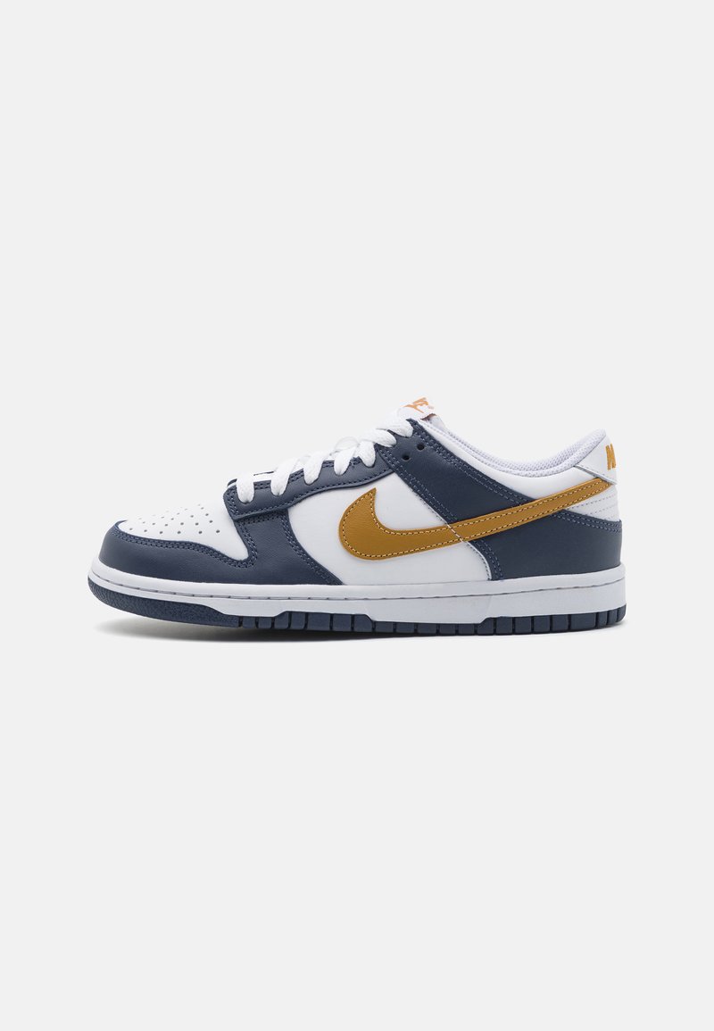 Nike sportbačiai su tamsiai mėlynos odos viršumi ir baltu perforuotu nykščiu. Su auksiniu swoosh logotipu ir baltais raišteliais ant guminio pado.
