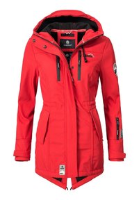 Chaqueta impermeable roja con un cuello alto, capucha ajustable, dos bolsillos delanteros y cremalleras, con un parche de logo en la manga izquierda.