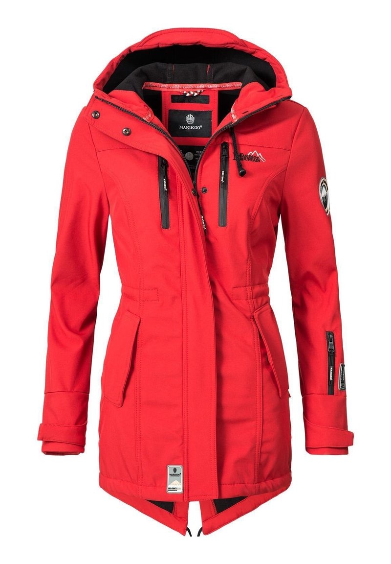 Chaqueta impermeable roja con un cuello alto, capucha ajustable, dos bolsillos delanteros y cremalleras, con un parche de logo en la manga izquierda.