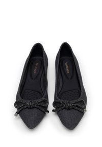 Zwarte denim ballerina's met een spitse neus, textuur op het oppervlak en een decoratieve strik met zilveren accenten. Gevoerde binnenzool voor comfort.
