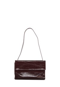 Borsa a tracolla in pelle bordeaux scuro con un design minimalista, dotata di un classico pannello pieghevole e di una sola tracolla. Texture liscia.