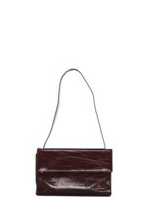 Borsa a tracolla in pelle bordeaux scuro con un design minimalista, dotata di un classico pannello pieghevole e di una sola tracolla. Texture liscia.