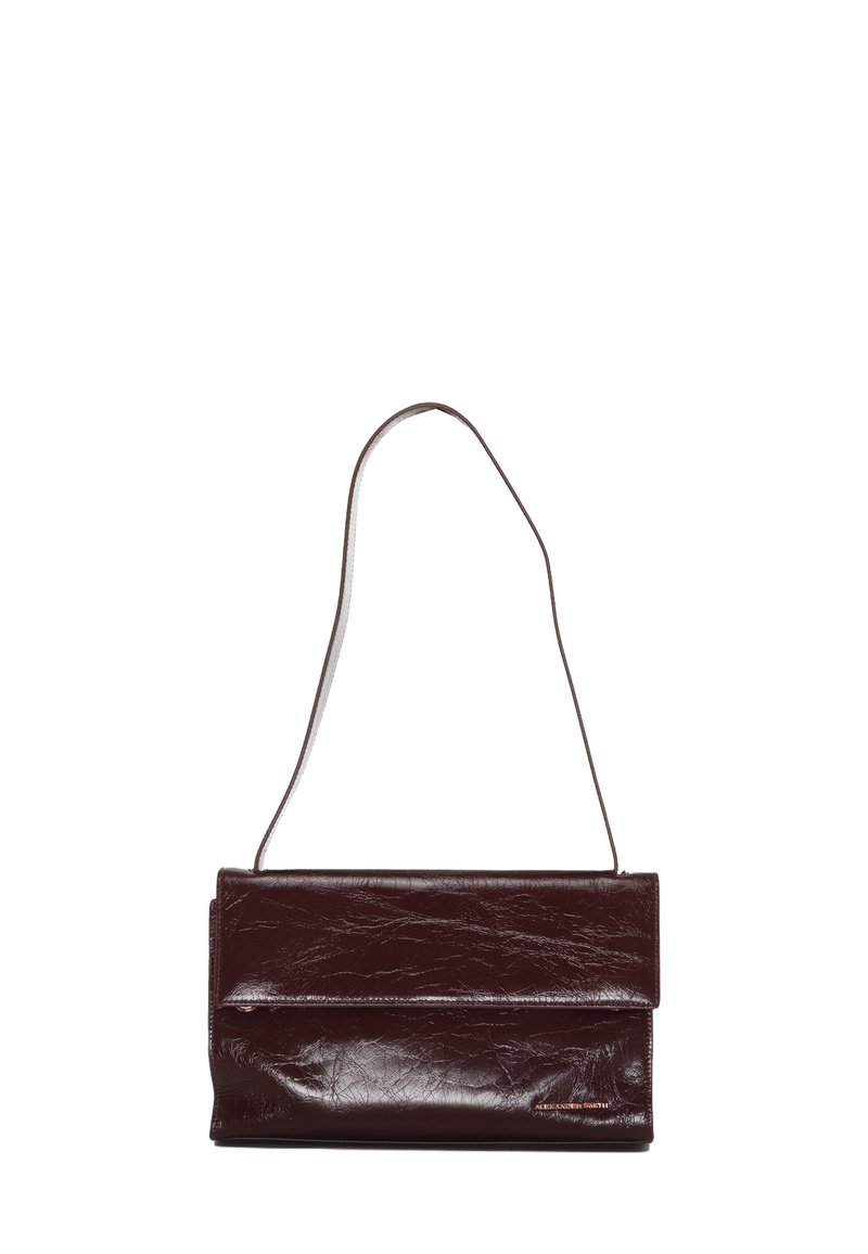 Borsa a tracolla in pelle bordeaux scuro con un design minimalista, dotata di un classico pannello pieghevole e di una sola tracolla. Texture liscia.
