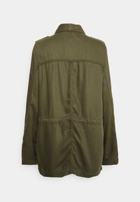 Veste vert olive en tissu léger, dotée d'un col à revers, de manches longues et d'un détail froncé à l'arrière pour une coupe décontractée.