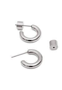 Pendientes de aro de metal plateado con forma curva, presentando un vástago cilíndrico y respaldo circular, acabado pulido y textura suave.
