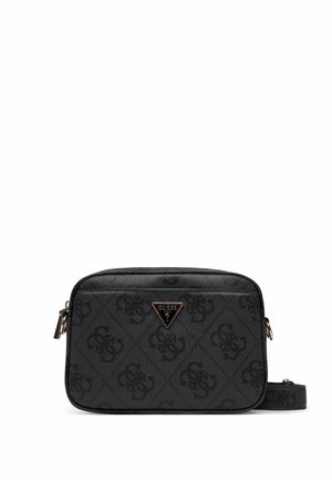 Sac bandoulière rectangulaire noir Guess avec motif logo intégral et plaque métallique triangulaire du logo Guess à l'avant.