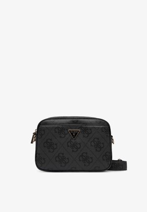Sac bandoulière rectangulaire noir Guess avec motif logo intégral et plaque métallique triangulaire du logo Guess à l'avant.