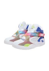 Kolorowe buty sportowe za kostkę z białej skóry, iryzującymi nakładkami, niebieskimi i zielonymi akcentami oraz rzepem wzdłuż śródstopia.